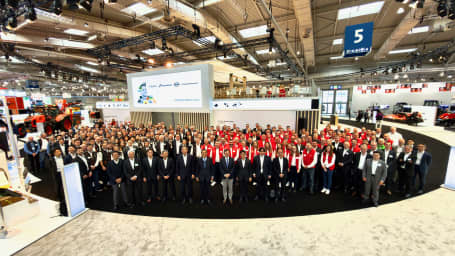 Les collègues de l’ensemble du groupe Kubota et de Kverneland Group travaillant ensemble sur le stand à Agritechnica.